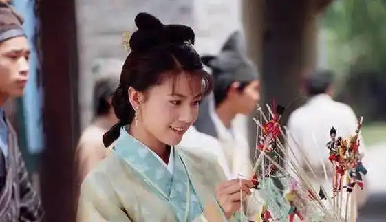 在群星云集《天下第一》中,高圆圆饰演的柳生飘絮,她深爱段天涯,但