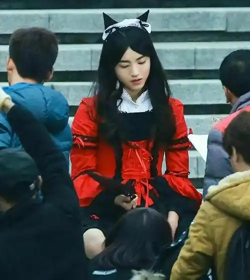 红色优雅长裙,加上长卷发,带上一把同类型的蕾丝小扇子.