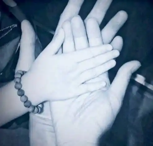 刘德华庆生:一家三口手叠手 心心相印在一起