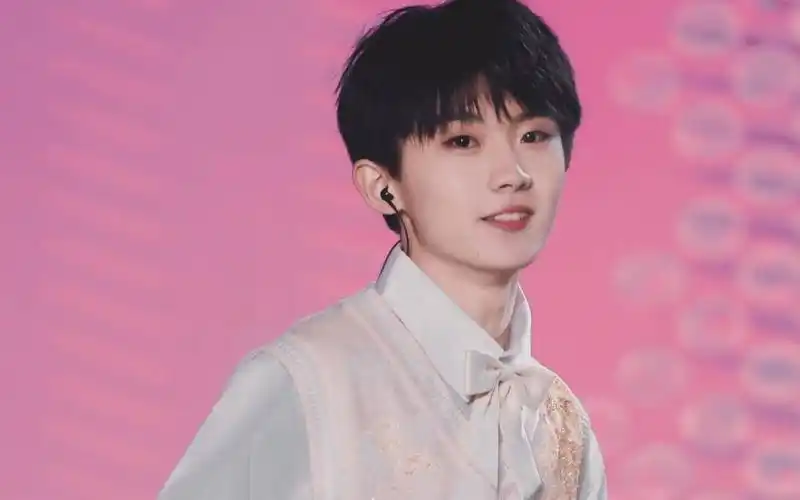 时代少年团马嘉祺被私生围堵,怒喊:能别跟进来吗