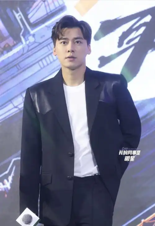 出席最后的赢家发布会#李易峰最后的赢家发布会,一身休闲西装造型