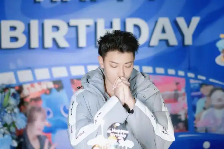 黄子韬迎来29岁生日晒近照帅气十足徐艺洋为其庆生引热议