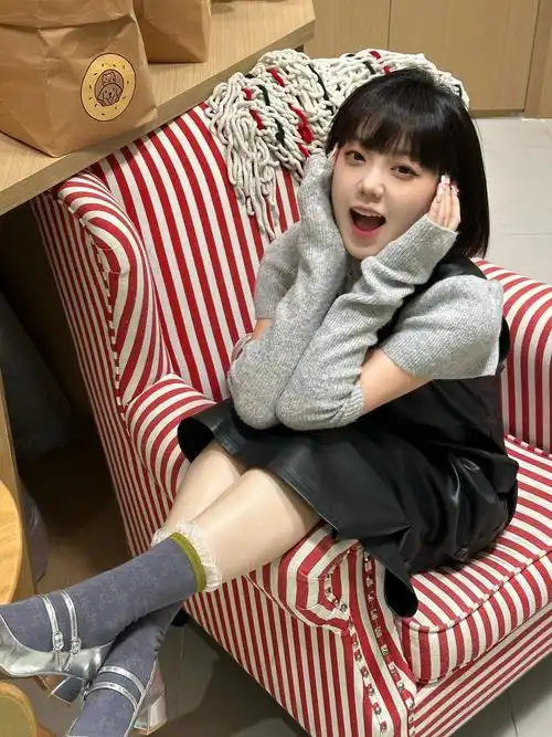 可爱简直了,小个子太适合一刀切短发了