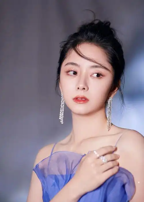 今天出席的谭松韵seven