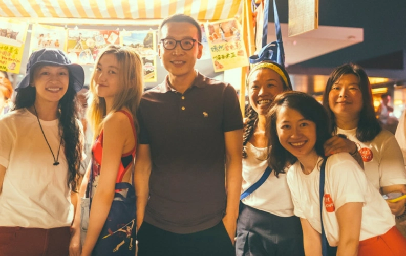 王菲女儿义卖做公益亲切与路人合照完美继承李亚鹏基因没错了