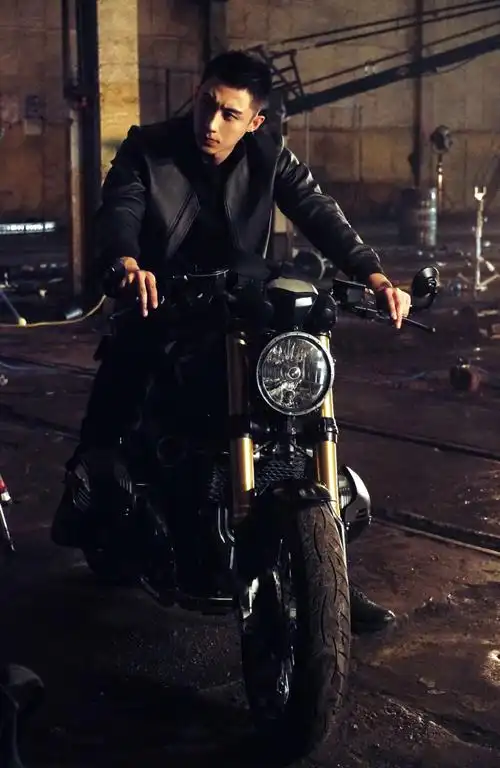 黄景瑜他从火光中走来##黄景瑜皮衣机车造型