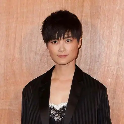 因为李宇春是方脸,所以圆润干净的发型可以让她的脸部线条显得更柔和