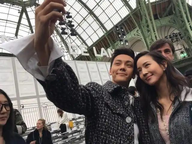 陈伟霆与张钧甯在场内自拍,还相约一起吃饭,咦,两人都是单身,嗯……同