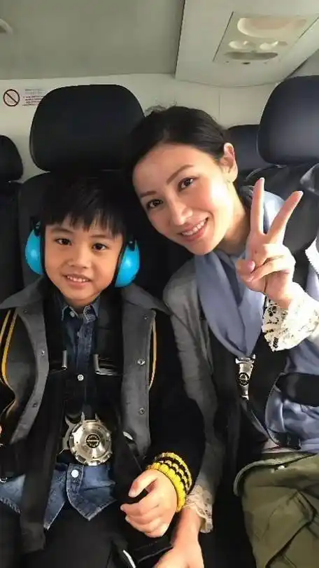 李嘉欣晒29张母子照过母亲节,儿子五官慢慢长开母亲永远盛世美颜