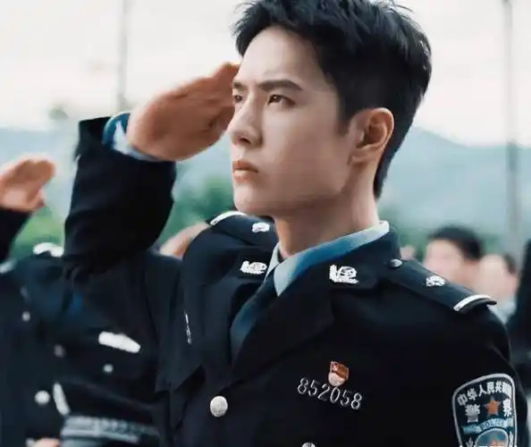 王一博军旅剧路透照,寸头造型阳光迷人,但气质方面不如黄景瑜_感觉