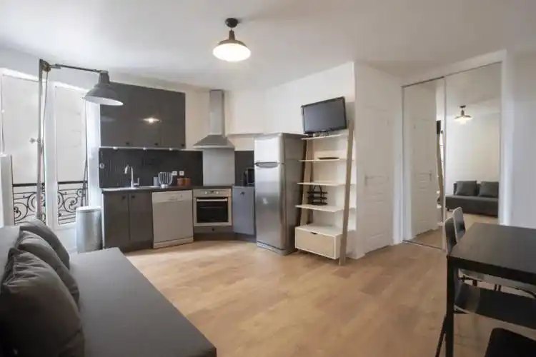 11区近3区 现代化精装修 40平 一室一厅 1400欧 家具电器齐全