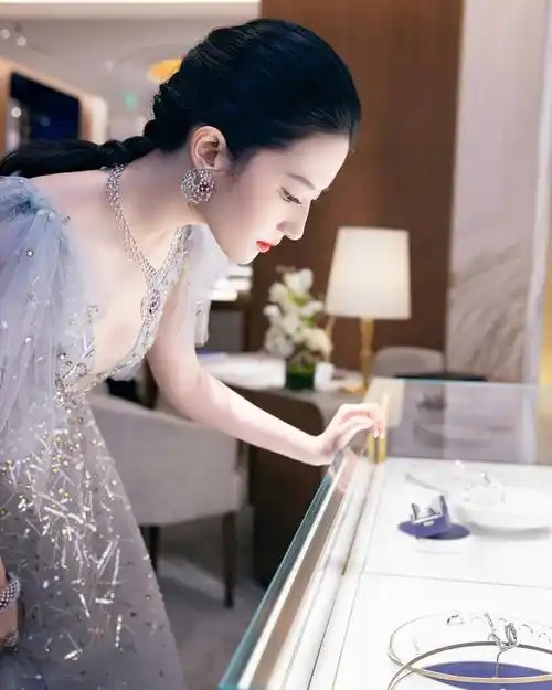 刘亦菲个人资料(神仙姐姐:刘亦菲唯美画面及情感历程) | 说明书网