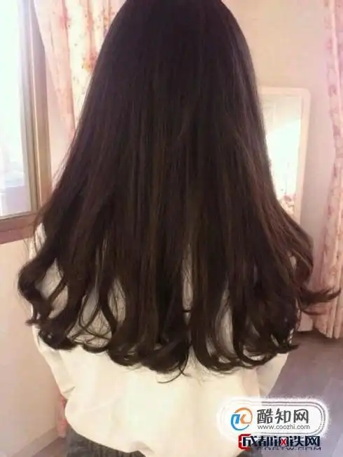 比如说像下图所示,可以在上面留一个空气刘海,发梢部分做出一些卷烫的