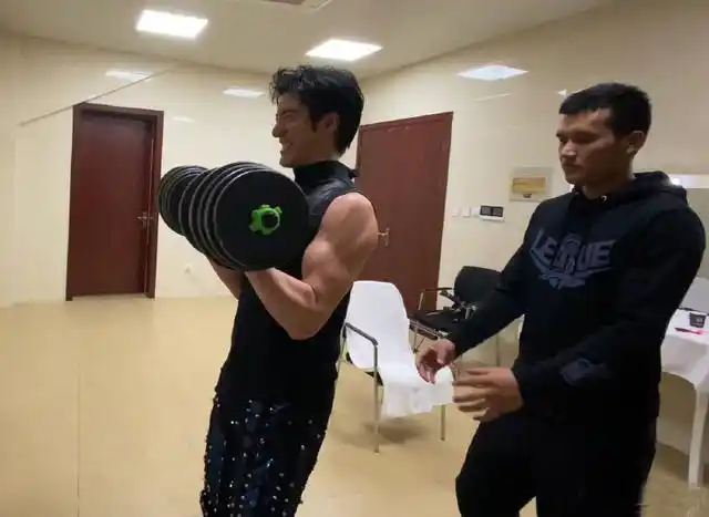 王力宏这个动作99的人做不出麒麟臂背心展露完美身材