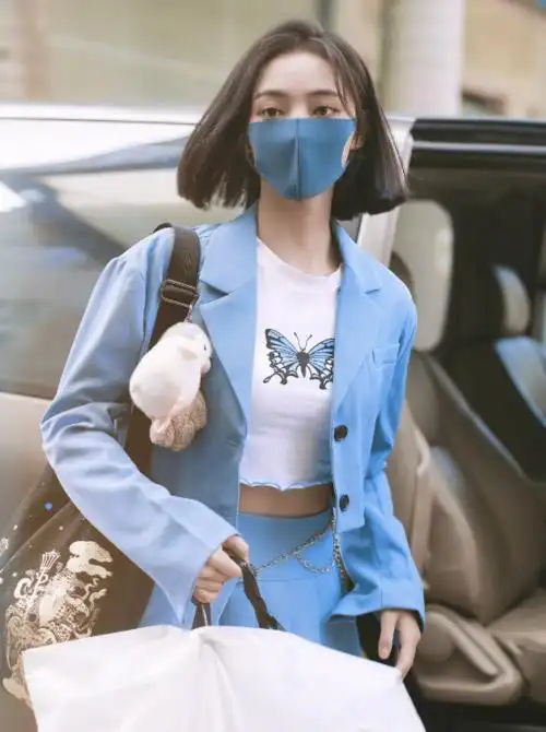 青你2许佳琪出道后走机场短发搭蓝色西装飒气十足