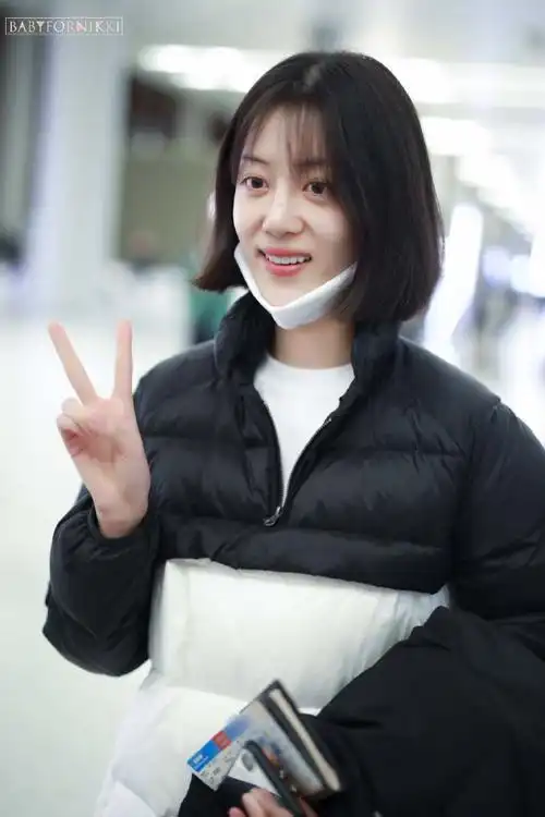 李溪芮穿黑白拼色羽绒服现身机场,摘下白口罩比剪刀手卖萌好可爱
