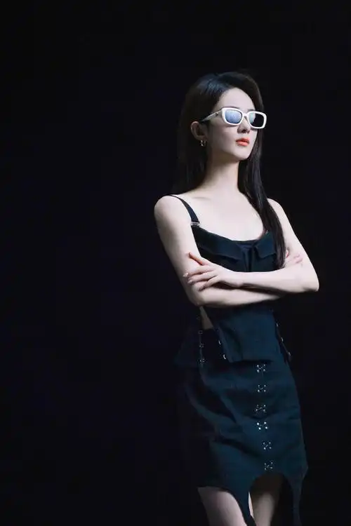 赵丽颖最新时尚大片释出戴眼镜高冷御姐范十足