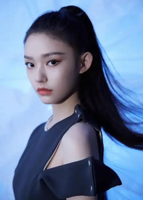 林允高马尾时尚大片利落飒爽