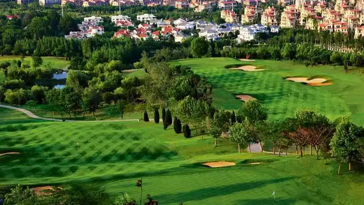 p>青岛国际高尔夫球场于1991年经国家批准建设,位于石老人国家旅游