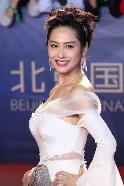朱茵不修图也很美开叉长裙美如白月光不输当年紫霞仙子