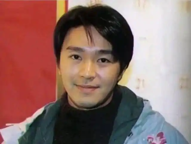 然而,年轻时的周星驰也是仪表堂堂,玉树临风的帅气美男.