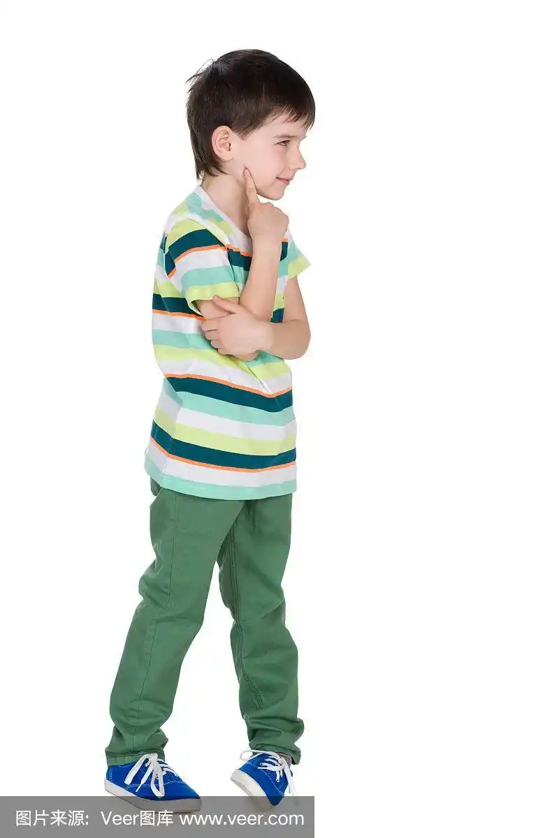 一个沉思的小男孩的侧面肖像