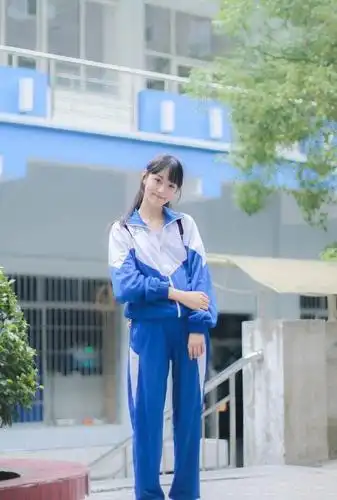 00后挑战奶茶妹妹 清纯的高中校服少女王梓莼
