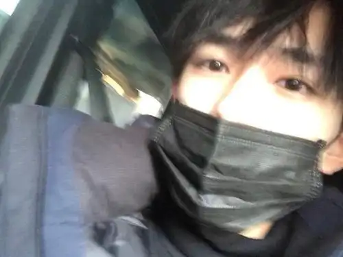 易烊千玺的ins自拍素颜加前置苏到飞起就是这黑眼圈太明显了