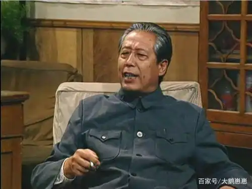 2,傅明(文兴宇 饰演) 满身"官僚主义"气息的傅局长,原名叫贾敬贤,因为