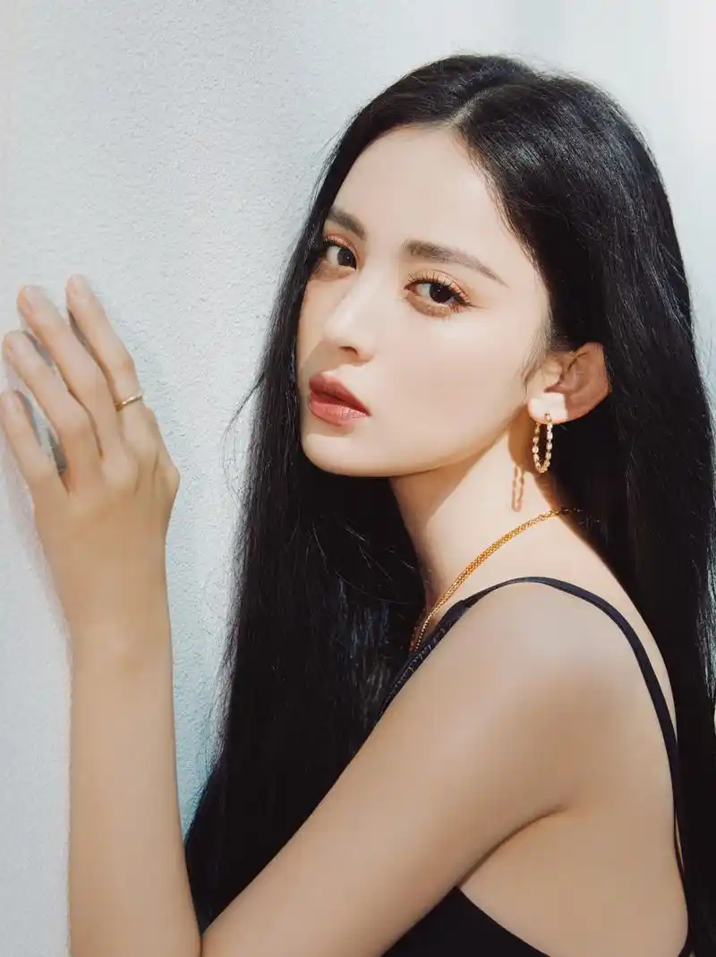 古力娜扎美图,黑直长发,容颜精致,时尚俏丽