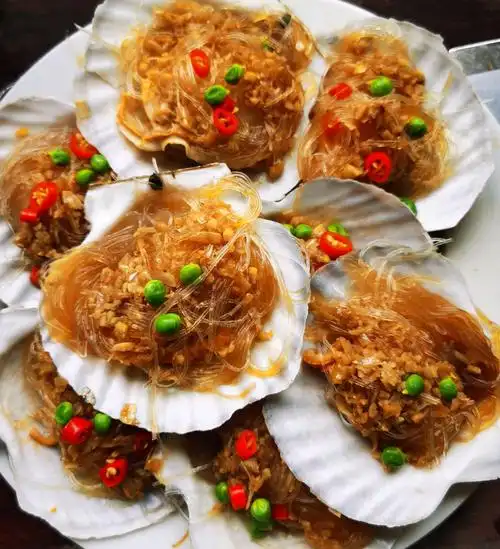 蒜苔炒扇贝:扇贝洗净蒸熟取出肉,油锅下