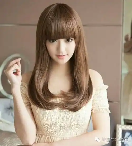 空气刘海加上发尾内扣显得很时尚好看挑染的颜色显得时尚潮流发尾内扣