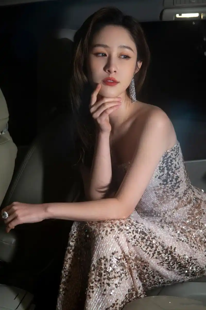 梁田优雅红毯礼服穿搭来了 #梁田# #发文集龍卡瓜分百万现金