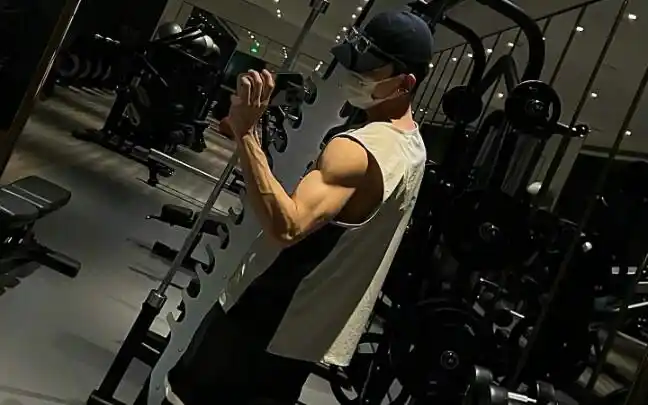 『白敬亭』男神来啦! 白敬亭健身房帅照 举铁白!