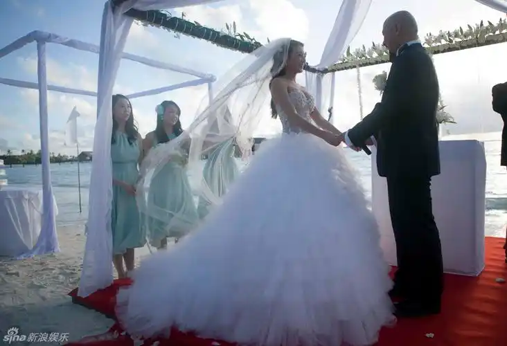 张雨绮晒婚纱照 温婉动人似宋慧乔(图)