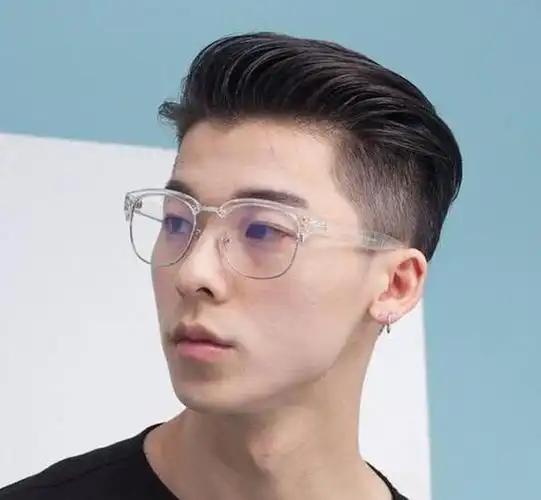 刘海三七分铲短  刘海的发型其实加上两边铲也可以很清爽帅气,三分的