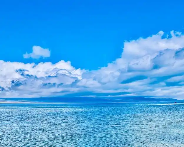 新疆博尔塔拉 早春的赛里木湖蓝色湖水 - 梦未止梦dreamcont - 图虫