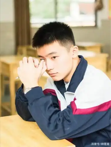 特别是这个发型搭配这张脸,真真的就是一位刚刚上中学的小哥哥嘛.