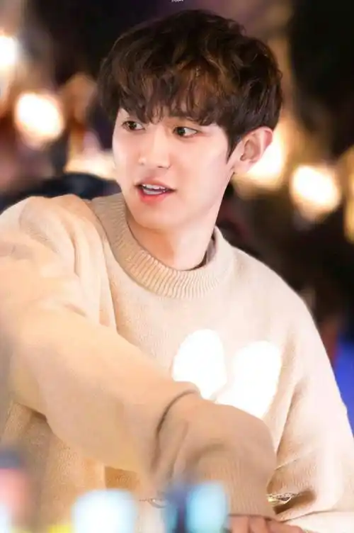 剧队友爆料朴灿烈请客的钱加起来总数超过了十万人民币,还把自己个人