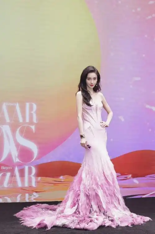 angelababy粉色抹胸羽毛裙