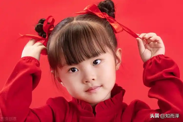 小女孩齐刘海短发扎发发型小孩子做发型是不是总也不想剪短发?
