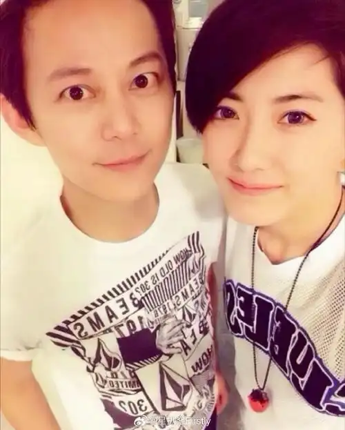 何炅刘忻合影旧照##何炅刘忻同框旧照