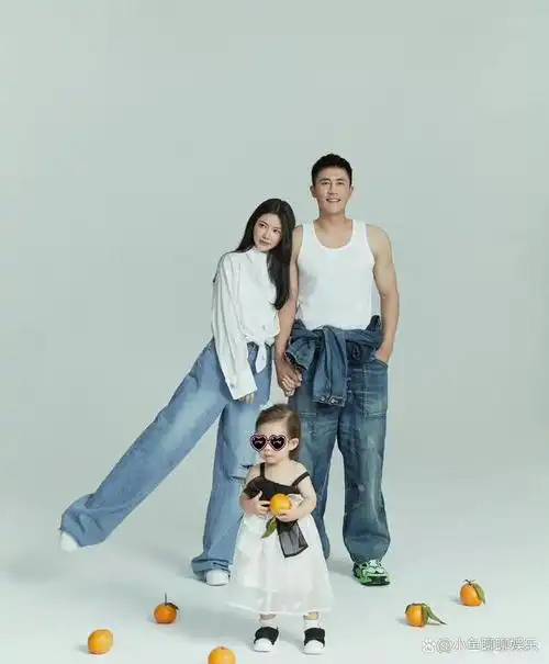 虽说是拍摄全家福照片,不过杜淳王灿夫妻俩的心思好像并没有在小蛋饺