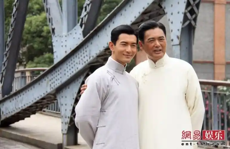 角度对身高的影响——黄晓明&周润发