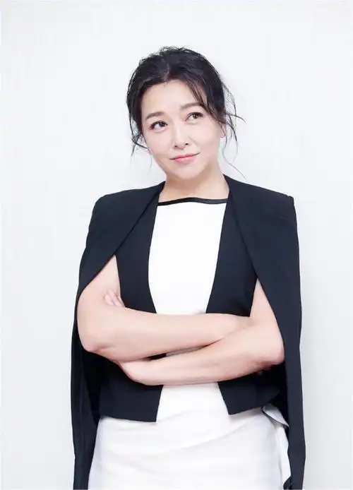 51岁江珊韵味十足,丈夫36岁比靳东还帅,18岁女儿默认了!