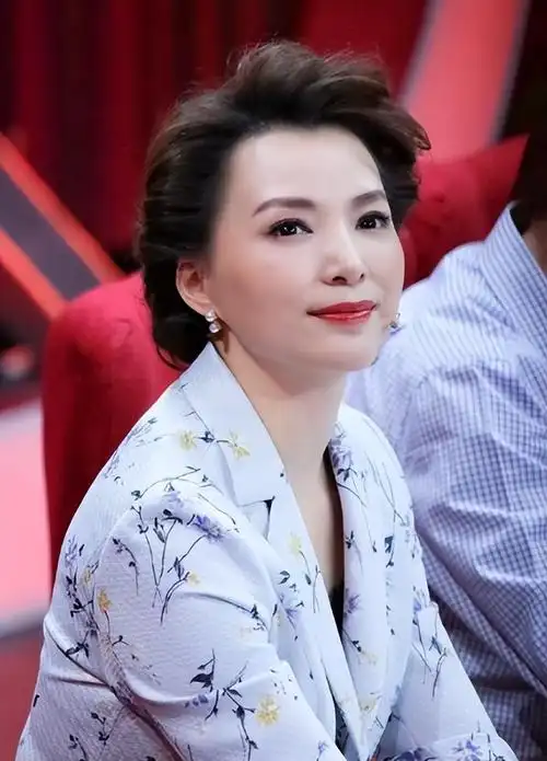 将董卿和徐静蕾放在一起才发现中国式教育到底有多悲哀