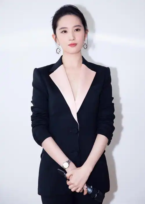 论自带仙气的女明星,还是最服刘亦菲,34岁依旧给人美颜暴击|西装|纱裙