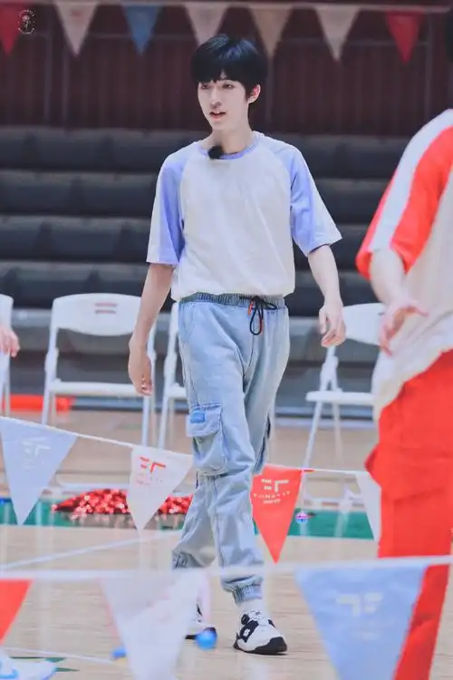 会内场图之贺峻霖饭拍一个运动场上的快乐少年,拉弓射箭的样子好帅啊!