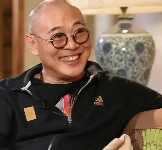 李连杰61岁近照引关注昔日巨星容颜已沧桑满脸皱纹显岁月痕迹