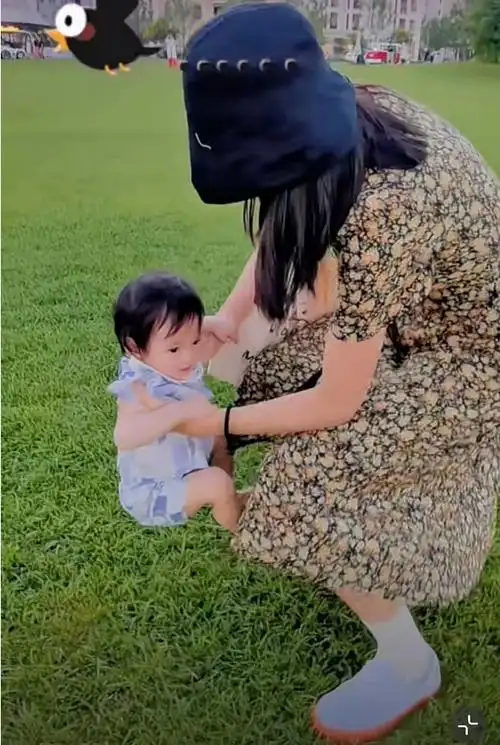 张梓琳首晒二胎女儿正脸照,妹妹白白胖胖可爱十足,和爸爸长超像